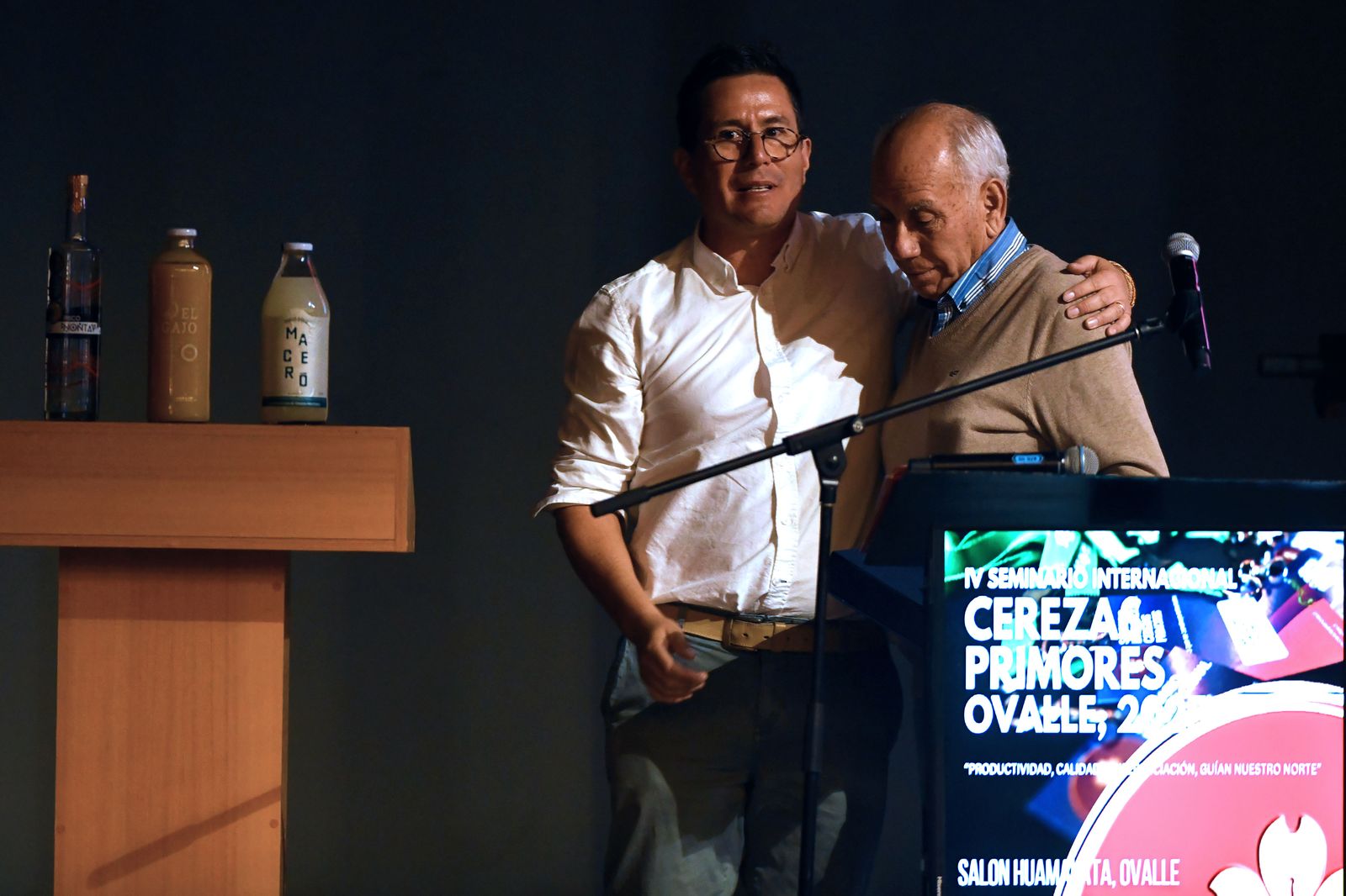 Momento de reconocimiento en el escenario del Seminario Cerezas Primores